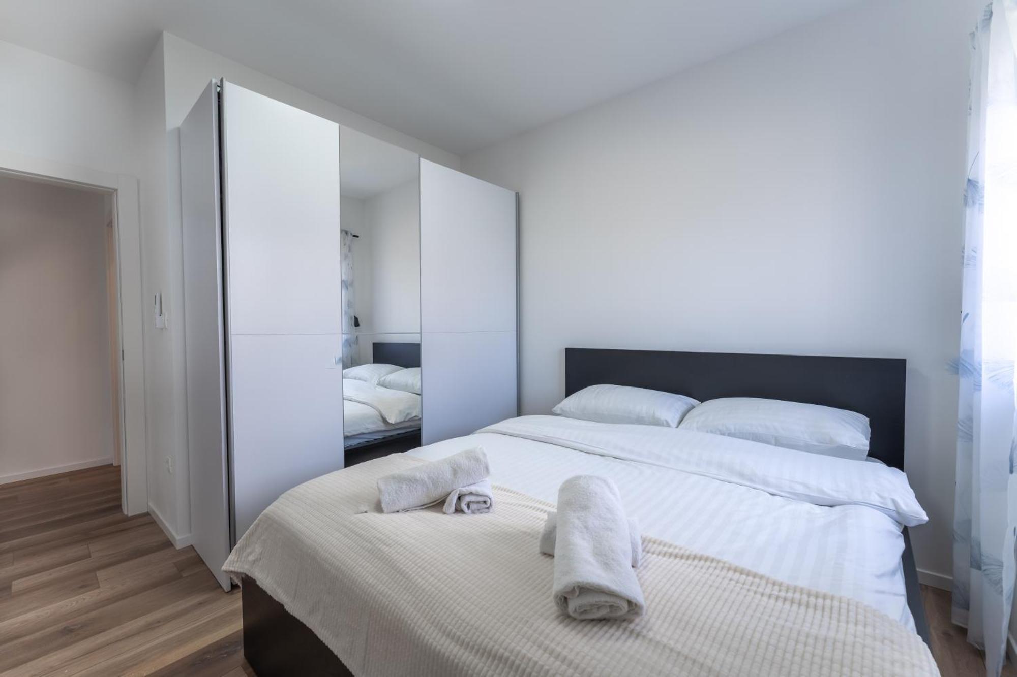 Bernie Apartments With A Pool Zara Esterno foto